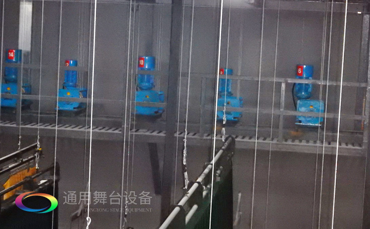 十余年銳意攀登，奮發(fā)圖強(qiáng)！舞臺(tái)幕布、機(jī)械等一站式選購供應(yīng)商，舞臺(tái)機(jī)械、音響、燈光工程設(shè)計(jì)施工承包壹級(jí)資質(zhì)——通用舞臺(tái)