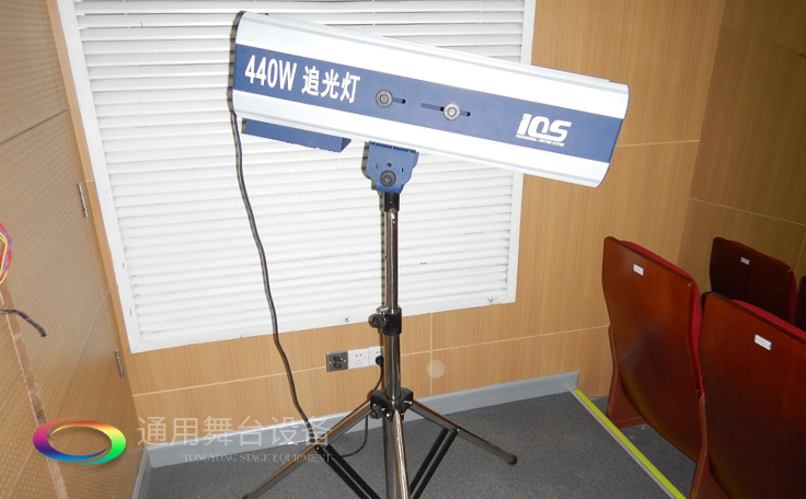 十余年銳意攀登，奮發(fā)圖強(qiáng)！舞臺(tái)幕布、機(jī)械等一站式選購供應(yīng)商，舞臺(tái)機(jī)械、音響、燈光工程設(shè)計(jì)施工承包壹級(jí)資質(zhì)——通用舞臺(tái)
