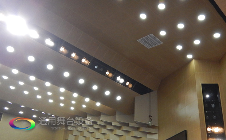 科學計劃工期、合理交叉施工，保質(zhì)保量順利完成工程的交付！通用舞臺阻燃幕布承接羊城廣州培英中學報告廳項目！