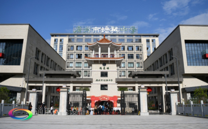 通用舞臺吊桿高標(biāo)準(zhǔn)承接廣州市培英中學(xué)報(bào)告廳項(xiàng)目，大屏幕顯示系統(tǒng)、音頻擴(kuò)聲系統(tǒng)、燈光系統(tǒng)、舞臺吊桿及機(jī)械等多系統(tǒng)相互協(xié)作