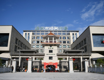 通用舞臺吊桿承接廣州市培英中學，大屏幕顯示系統(tǒng)、音頻擴聲系統(tǒng)、燈光系統(tǒng)、舞臺吊桿及機械等多系統(tǒng)相互協(xié)作