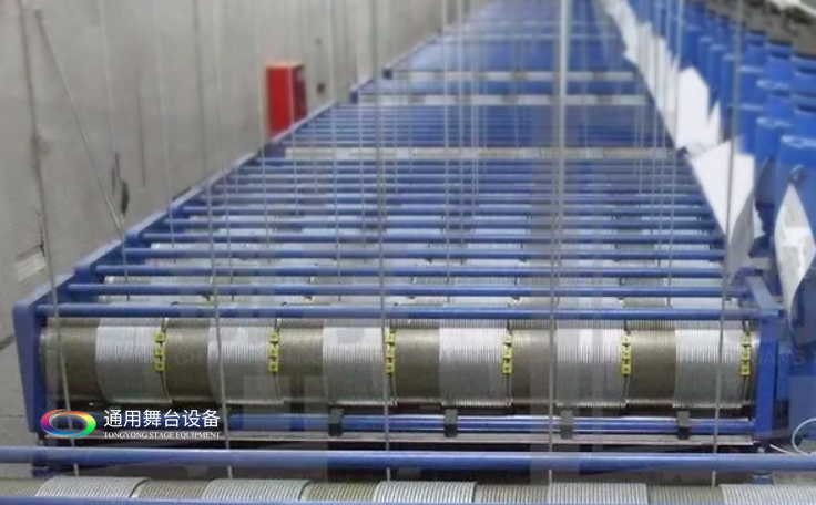 單層纏繞舞臺(tái)吊桿機(jī)（定制型）：行程檢測、沖頂保護(hù)、松疊繩保護(hù)、超載保護(hù)、變頻調(diào)速、單、多臺(tái)編組運(yùn)行