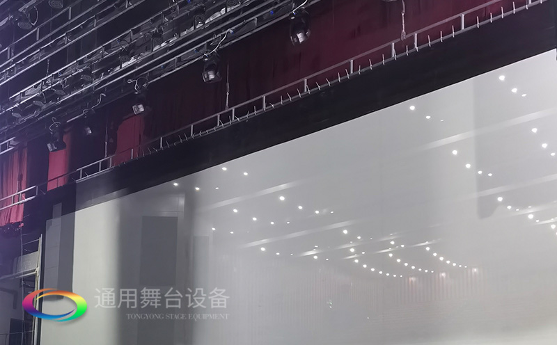 通用舞臺承建：南京曉莊學(xué)院報告廳舞臺項目（舞臺音響、舞臺燈光吊桿、幕布...）